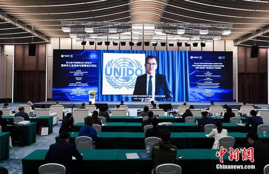 Gerd Müller, UNIDO director general, addresses at the Fourth Industrial Revolution and Smart Mobility Forum during the fifth China International Import Expo in east China's Shanghai, Nov. 6, 2022. （China News Service/Jia Tianyong）