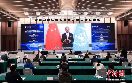 Siddharth Chatterjee delivers a speech via video  at the Fourth Industrial Revolution and Smart Mobility Forum during the fifth China International Import Expo in east China's Shanghai, Nov. 6, 2022. （China News Service/Jia Tianyong）