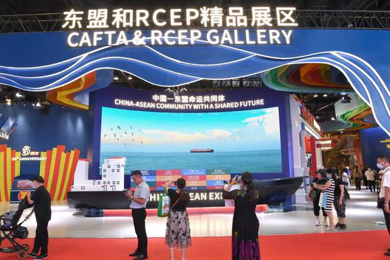 People visit the CAFTA & RCEP Gallery during the 19th China-ASEAN Expo in Nanning, south China's Guangxi Zhuang Autonomous Region, Sept. 19, 2022. (Xinhua/Zhou Hua)