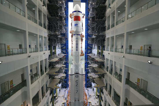 This photo taken on Nov. 9, 2022 shows the combination of the Tianzhou-5 cargo spacecraft and a Long March-7 Y6 carrier rocket to be transferred in south China's Hainan Province. (Photo/Xinhua)
