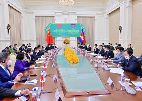 Chinese Premier Li Keqiang holds a meeting with Cambodian Prime Minister Samdech Techo Hun Sen at the Peace Palace in Phnom Penh, Cambodia, Nov. 9, 2022. (Xinhua/Yue Yuewei)