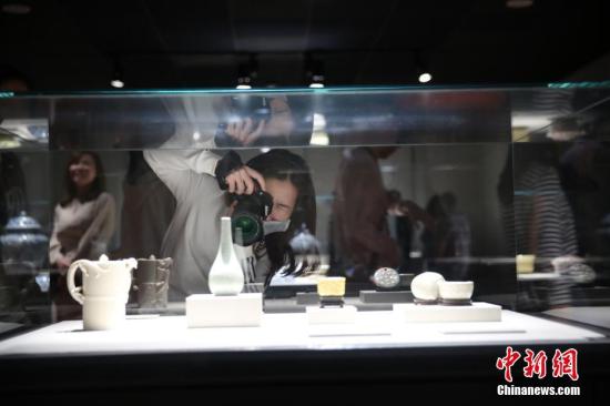 A visitor takes photo of a cultural relic at the Taipei Palace Museum. (Photo/China News Service)