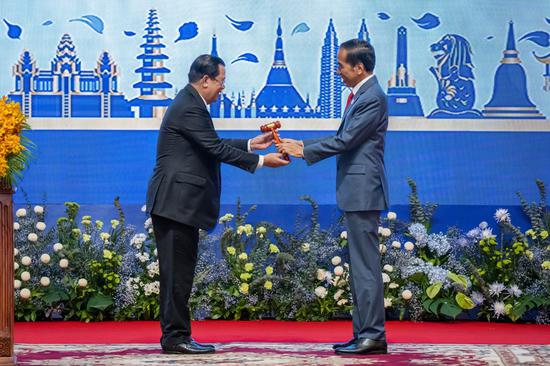 Cambodian Prime Minister Samdech Techo Hun Sen (L) hands over the gavel of the ASEAN Chair to Indonesian President Joko Widodo as the next ASEAN Chair at the closing ceremony of the 40th and 41st ASEAN Summits and Related Summits in Phnom Penh, Cambodia, Nov. 13, 2022. (Xinhua/Zhu Wei)