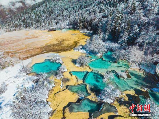Enchanting snow scenery in Sichuan