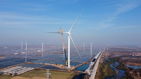 The world's largest all-terrain crane completed its first lifting at an onshore wind power project in East China's Shandong province on Monday. (Photo/cnr.cn)
