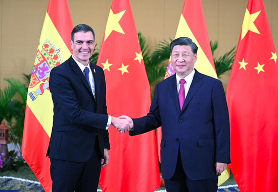 Chinese President Xi Jinping meets with Spanish Prime Minister Pedro Sanchez in Bali, Indonesia, Nov. 15, 2022. (Xinhua/Zhang Ling)