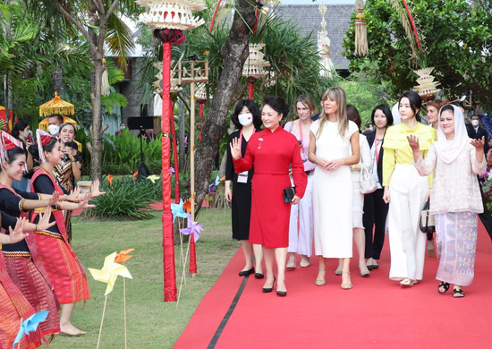 Peng Liyuan attends event for spouses of G20 Leaders