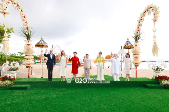 With the sea and sky as the background, Peng Liyuan, wife of Chinese President Xi Jinping, takes a group photo together with other spouses of leaders of the Group of 20 (G20) Bali summit in Bali, Indonesia, Nov. 15, 2022. Peng on Tuesday morning attended here an event of the spouses of leaders of the G20 Bali summit, which was organized by Indonesian First Lady Iriana Joko Widodo. (Xinhua/Ding Lin)
