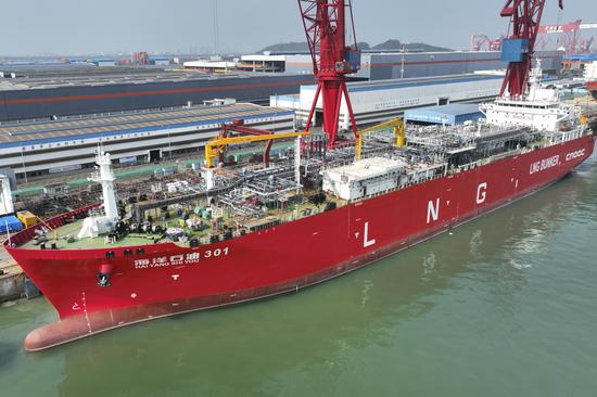 China's first LNG refueling vessel put into operation