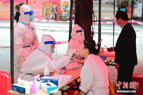 A citizen takes nucleic acid testing in Guangzhou, GuangdongProvince, March 11, 2022. (Photo/China News Service)