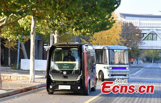 An intelligent connected vehicle makes a trial run on the road in Xiongan, Hebei Province. (Photo provided to Ecns.cn by Han Bing)