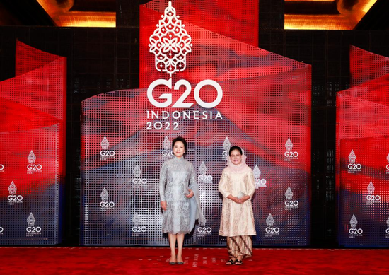 Peng Liyuan, wife of Chinese President Xi Jinping, meets with Indonesian First Lady Iriana Joko Widodo in Bali, Indonesia, Nov. 16, 2022. (Xinhua/Ding Lin)