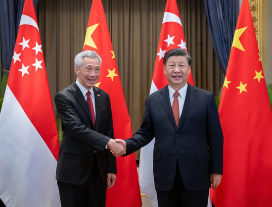 Chinese President Xi Jinping meets with Singaporean Prime Minister Lee Hsien Loong in Bangkok, Thailand, Nov. 17, 2022. (Xinhua/Zhai Jianlan)