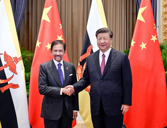 Chinese President Xi Jinping meets with Sultan Hassanal Bolkiah of Brunei Darussalam in Bangkok, Thailand, Nov. 18, 2022. (Xinhua/Yin Bogu)