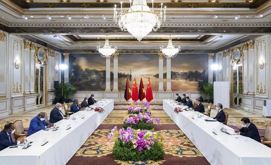 Chinese President Xi Jinping meets with Papua New Guinea Prime Minister James Marape in Bangkok, Thailand, Nov. 18, 2022. (Xinhua/Zhai Jianlan)