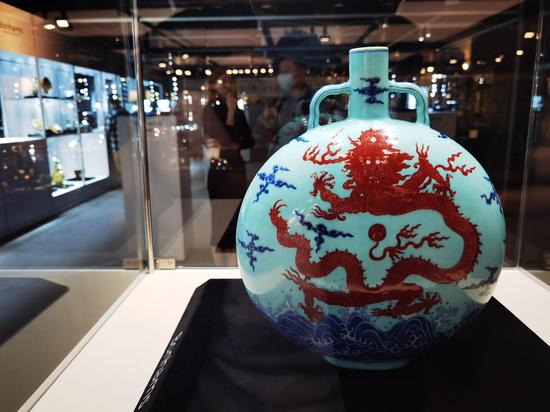 Rare imperial dragon moonflask to be auctioned in Hong Kong