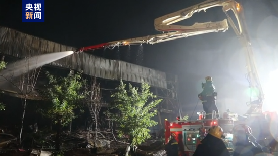 A fire truck works at Kaixinda Trading factory in Anyang City, central China's Henan Province. (Photo/Screenshot of CCTV)