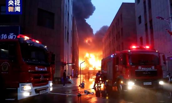 Local fire and rescue detachment is working to extinguish the fire in Anyang, Central China's Henan Province on November 21. (Photo/CCTV News)