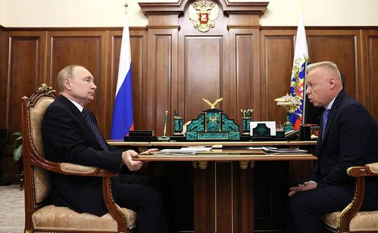 Russian President Vladimir Putin (L) meets with Dmitry Mazepin, chairman of the Commission on Mineral Fertilizer Production and Trading of the Russian Union of Industrialists and Entrepreneurs, on Nov. 23, 2022. (Kremlin photo)