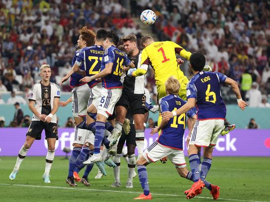 Manuel Neuer (top, 1st R), goalkeeper of Germany, vies for a header during their Group E match against Japan at the 2022 FIFA World Cup at Khalifa International Stadium in Doha, Qatar, Nov. 23, 2022. (Xinhua/Cao Can)