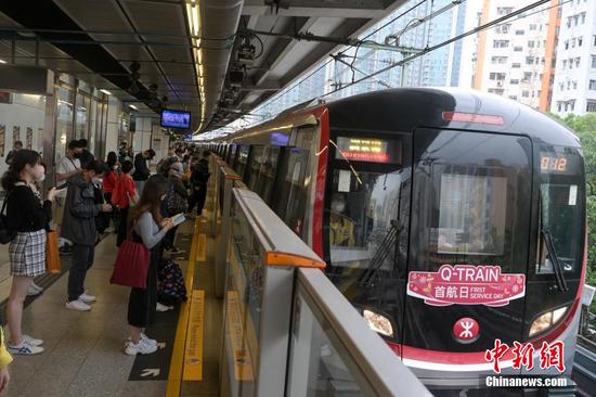 Chinese mainland made metro train unveiled in Hong Kong