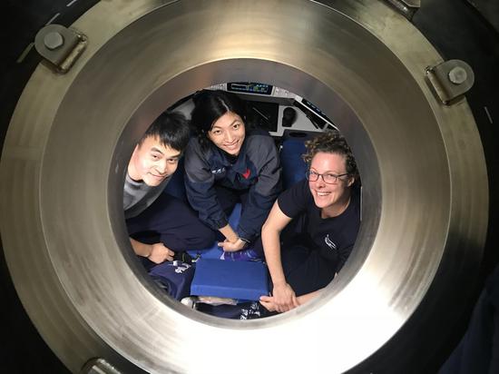 Photo taken on Nov. 4, 2022, shows Chinese and New Zealand scientists in China's scientific research ship 