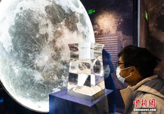 Photo shows a lunar sample which is on display at China Space Museum in Beijing, Nov. 16, 2022. (Photo/China News Service)