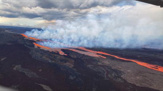 Photo taken on Nov. 28, 2022 shows the Mauna Loa volcano erupting from vents in Hawaii, the United States.(Photo credit: USGS)