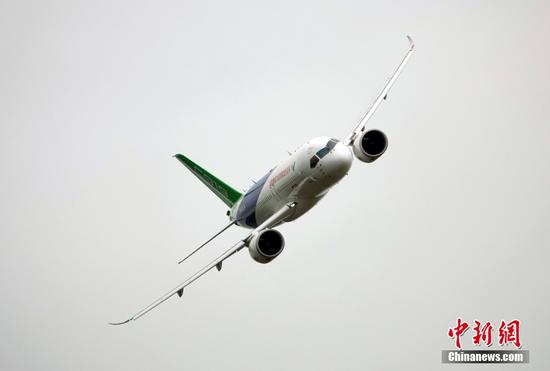 Photo  shows a C919 airplane at the AirShow China 2022 held in Zhuhai, Guangdong Province. (Photo/China News Service)