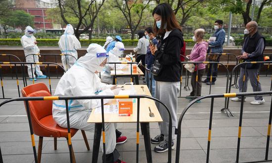Staff members register for residents before nucleic acid test at a testing site in Chaoyang District, Beijing, capital of China, April 25, 2022.(Photo/Xinhua)