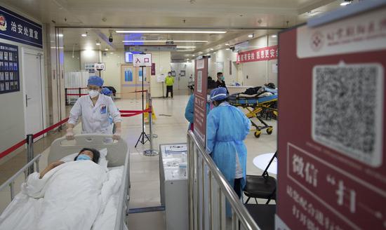 This file photo shows a patient being transferred to the dialysis room from the emergency department of Beijing Chao-Yang Hosptial in Beijing, capital of China, May 2, 2022. (Xinhua/Chen Zhonghao)