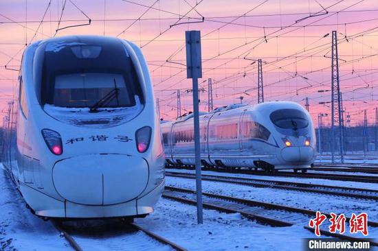 Photo shows a bullet train running on the  Harbin-Dalian high-speed railway. (Photo provided to China News Service)