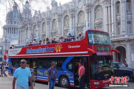 A sightseeing bus stops in Havana, Cuba.(File photo/China News Service)
