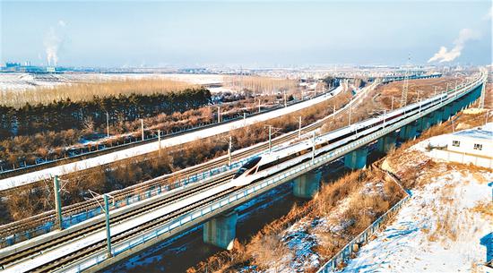 一列火车沿着哈大高铁行驶。（图/ Xinhua)