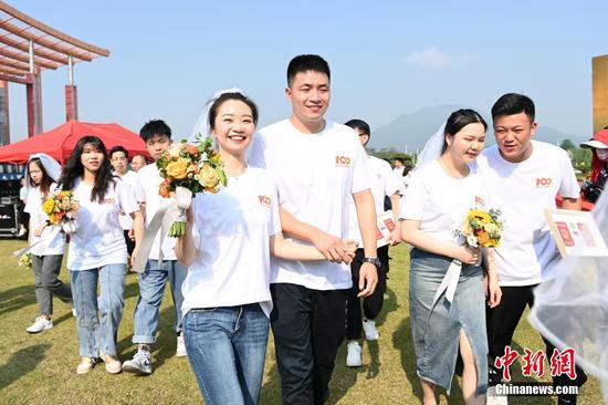 A collective wedding is held in ZHangzhou, Fujian, May 20, 2022. (Photo/China News Service)