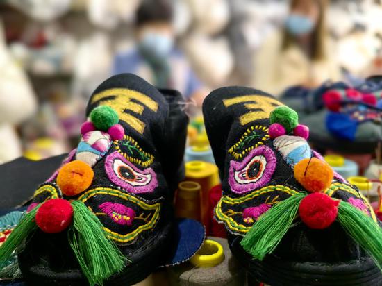 Traditional handmade shoes in Shandong gain popularity on market