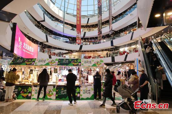 People shop at a mall in Beijing, Dec. 4, 2022. Shopping malls gradually restored business as Beijing optimized COVID-19 control measures. (Photo: China News Service/Yang Kejia)