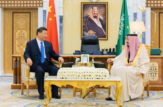 中国国家主席习近平会见沙特阿拉伯国王萨勒曼·本·阿卜杜勒阿齐兹·阿勒沙特2022 年 12 月 8 日，沙特阿拉伯利雅得的亚玛玛宫。（新华社/黄景文）