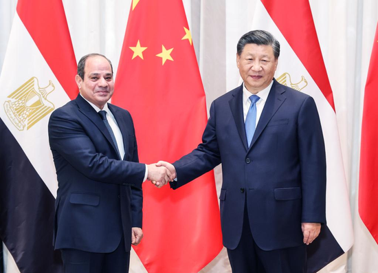 中国国家主席习近平在沙特阿拉伯利雅得会见埃及总统塞西， 2022年12月8日。（新华社/姚大伟）