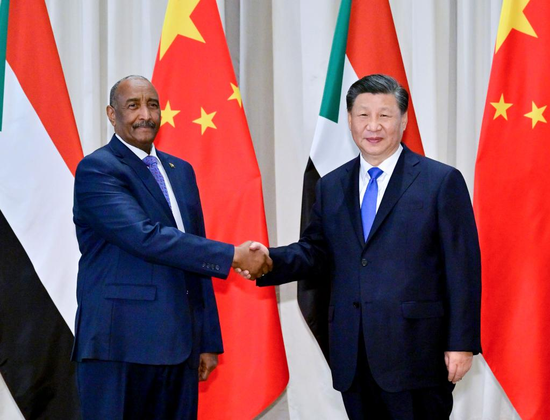 中国国家主席习近平在利雅得会见苏丹主权委员会主席布尔汉，沙特阿拉伯，2022 年 12 月 8 日。（新华社/岳跃伟）