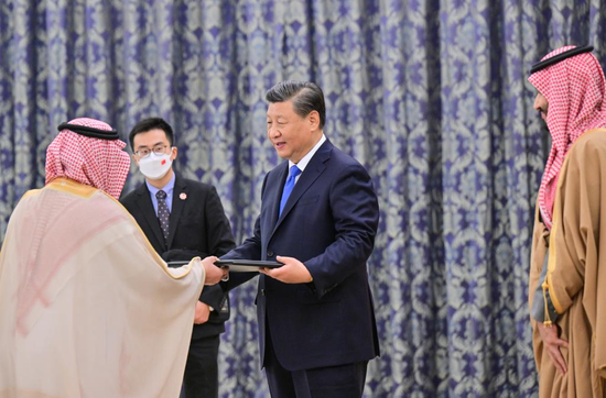 中国国家主席习近平出席沙特国王在利雅得举行的大学荣誉博士学位授予仪式阿拉伯，2022 年 12 月 8 日。沙特王储和首相穆罕默德·本·萨勒曼·阿勒沙特出席仪式。（新华社/岳跃伟）