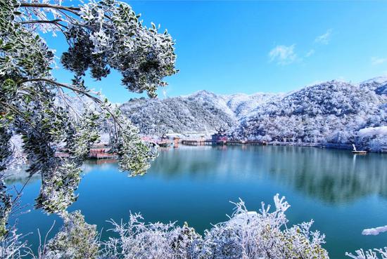 Yangming Mountain dons a cold covering