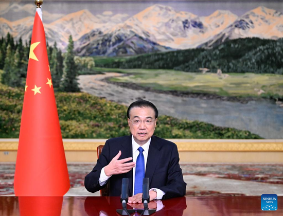 Chinese Premier Li Keqiang addresses the third China-ROK Entrepreneurs and Former High-level Officials Dialogue via video link, Dec. 12, 2022. (Xinhua/Shen Hong)
