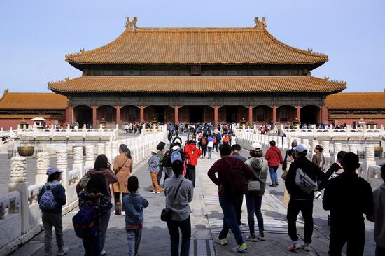 Beijing resumes group tours, flights, and hotel services