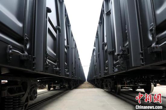 300 China-Laos Railway freight cars roll off assembly line in Meishan, Sichuan Province, Dec.14, 2022. (Photo/China News Service)