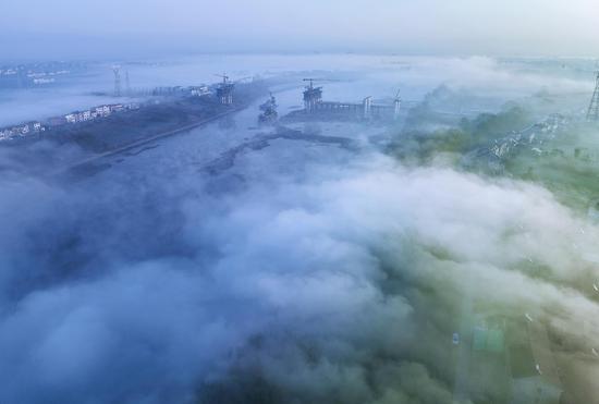 Advection fog blankets city in central China