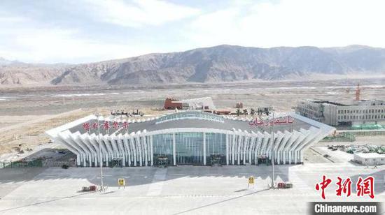 The  Tashkurgan Khunjerab Airport in Xinjiang Uyghur Autonomous Region is put into operation, Dec. 23, 2022. (Photo/China News Service)