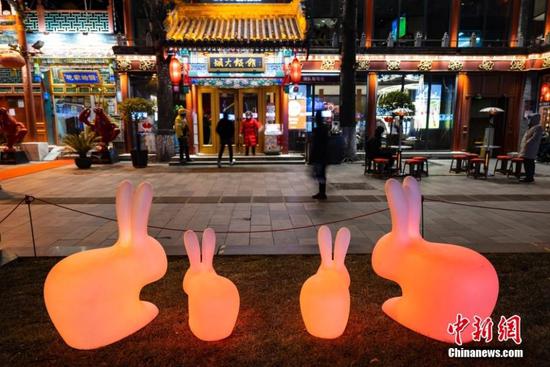 A restaurant opens to customers in Guijie Food Street of Dongcheng District, Beijing, Dec. 22, 2022. (Photo: China News Service/Hou Yu)

