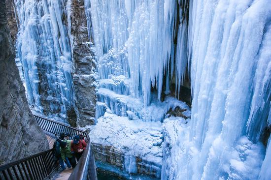 Icicles on cliff lure tourists in Henan