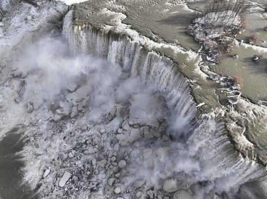 Stunning landscape of partially frozen Niagara Falls